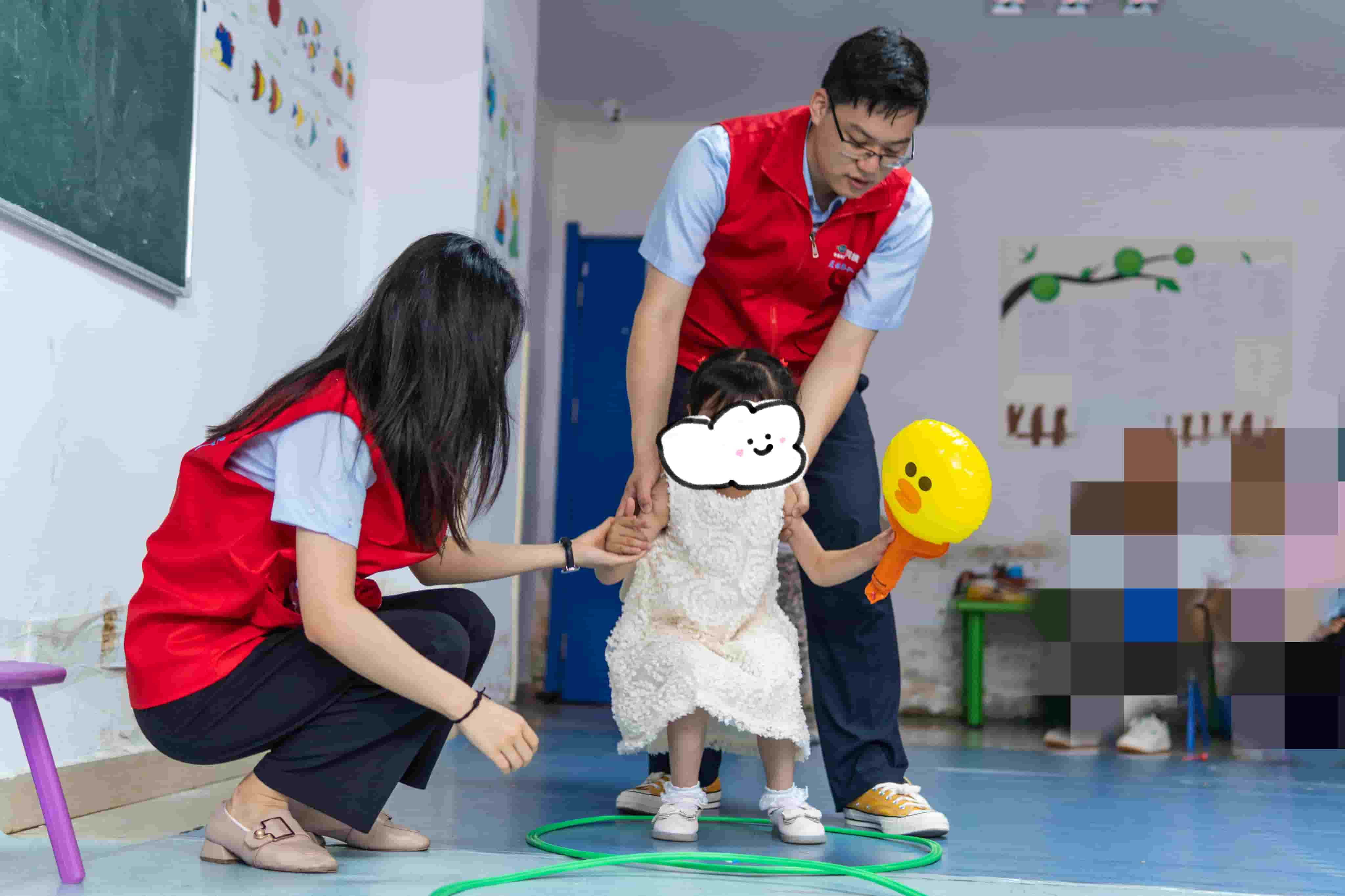 1720598530442 freecompress-2022年6月1日,蓝鸽志愿服务队与合肥思语儿童康复中心的孩子们一起欢度节日(2)